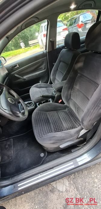 2004' Volkswagen Passat photo #3