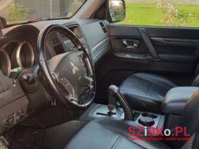 2009' Mitsubishi Pajero photo #1