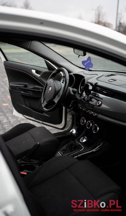 2011' Alfa Romeo Giulietta photo #4