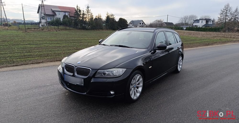 2011' BMW 3 Series 330D photo #1