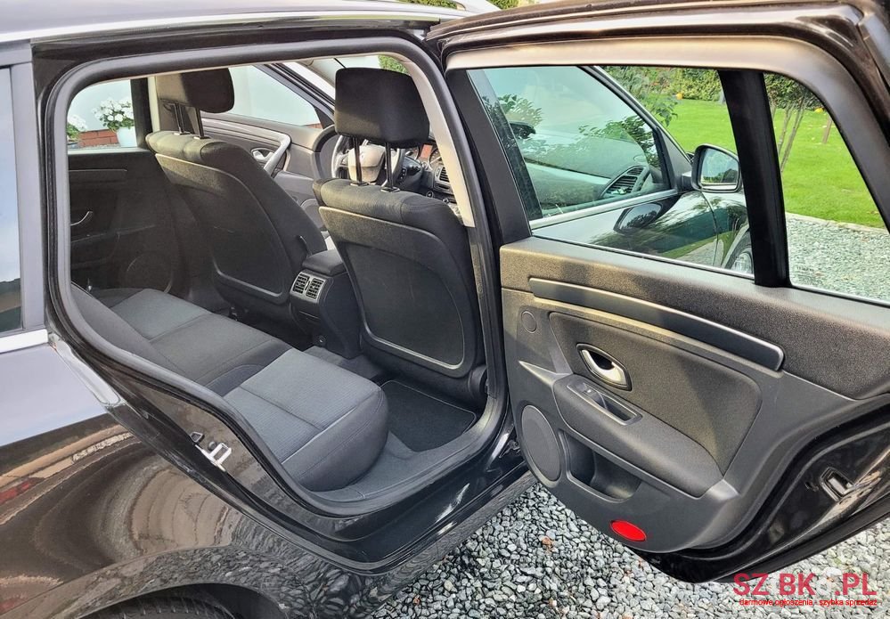 2010' Renault Laguna photo #6