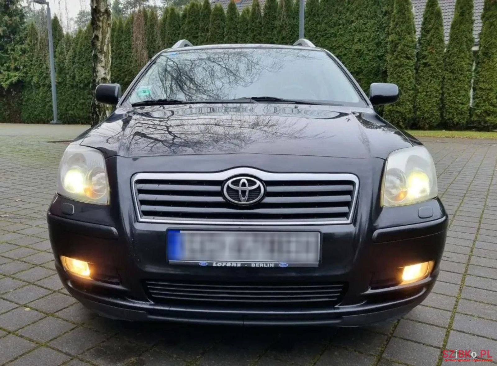 2004' Toyota Avensis photo #2