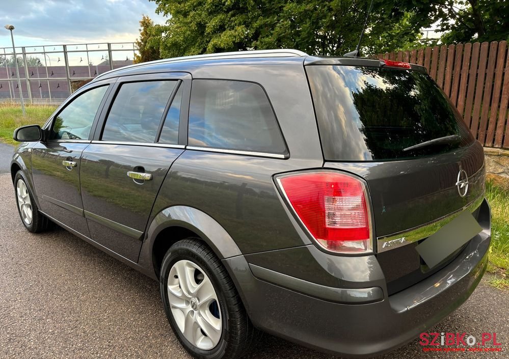 2010' Opel Astra 1.8 Caravan photo #4