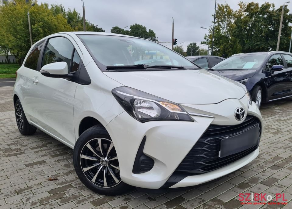 2017' Toyota Yaris photo #2
