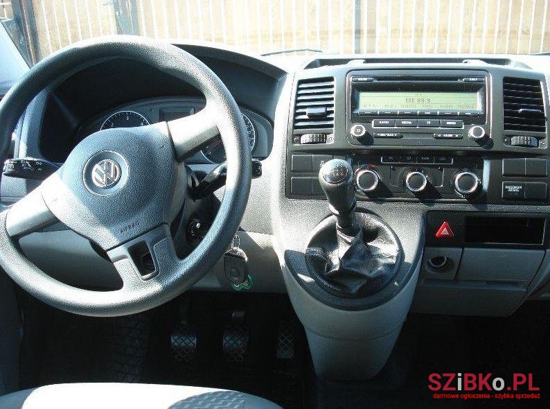 2011' Volkswagen Caravelle photo #2