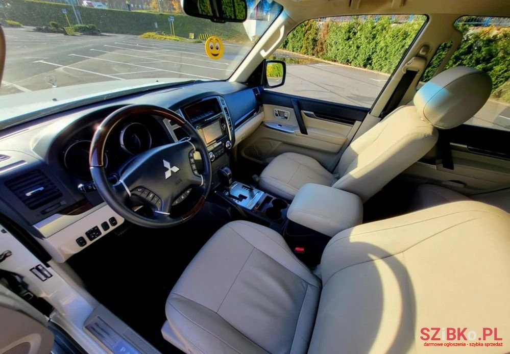 2016' Mitsubishi Pajero photo #6