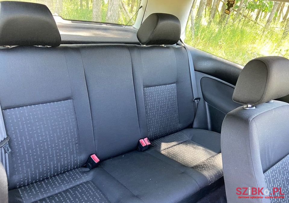 2002' Volkswagen Golf photo #6