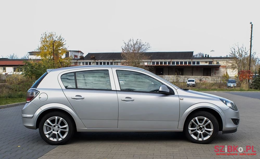 2010' Opel Astra photo #2