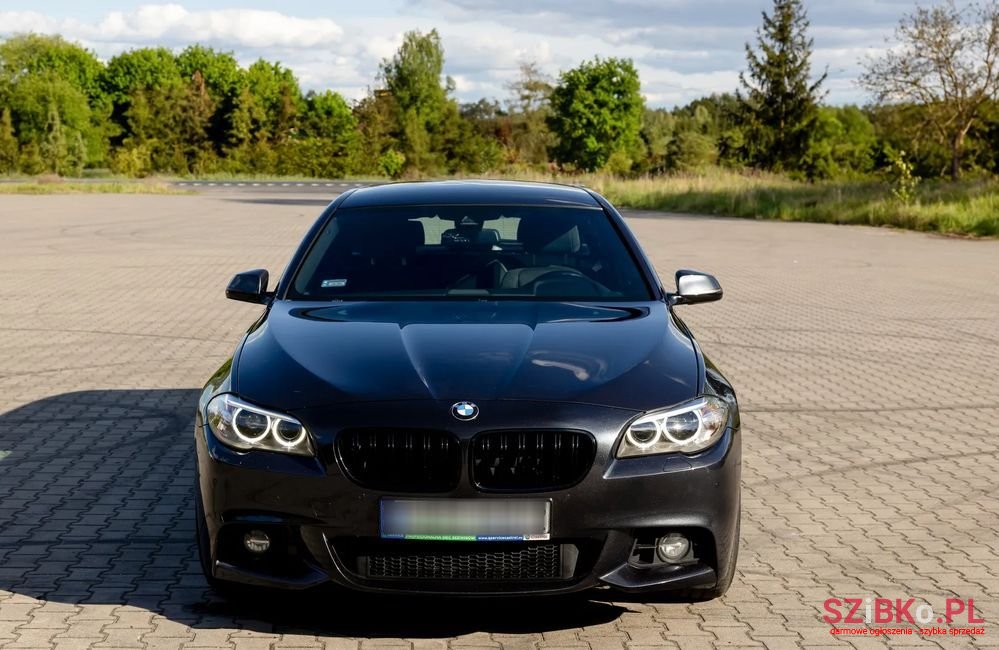 2014' BMW 5 Series 520D Touring Sport-Aut photo #2