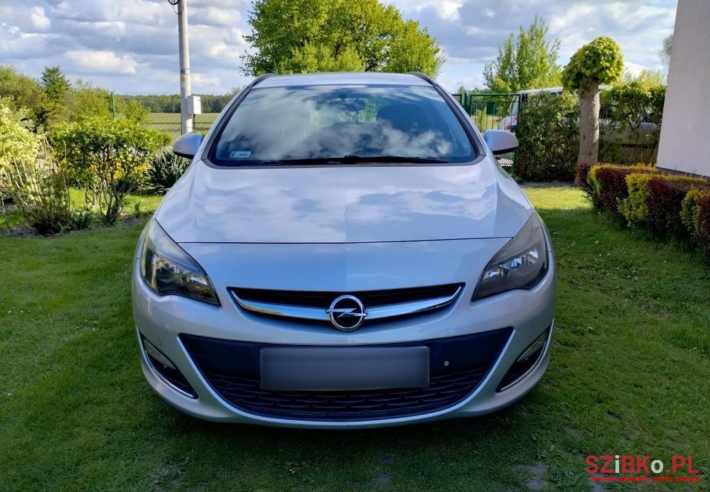 2012' Opel Astra photo #2