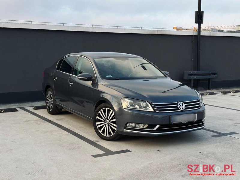 2011' Volkswagen Passat photo #6