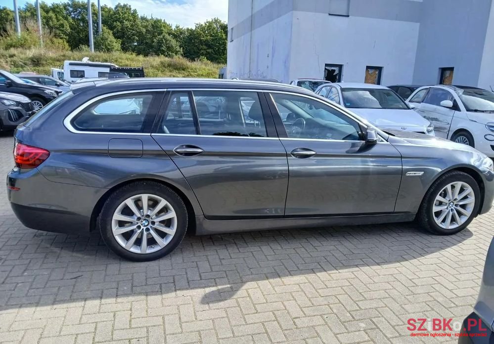 2016' BMW 5 Series 528I Touring photo #4