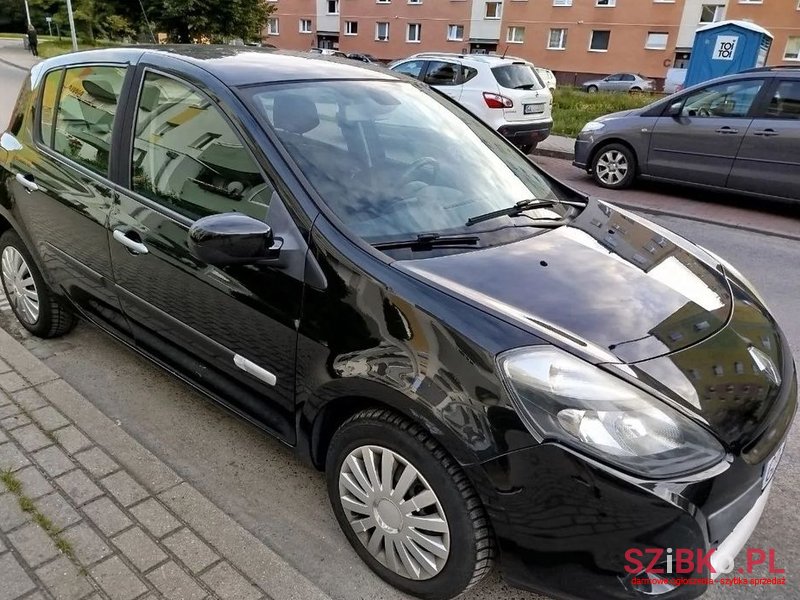 2011' Renault Clio photo #2