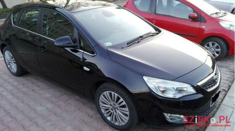 2011' Opel Astra photo #1