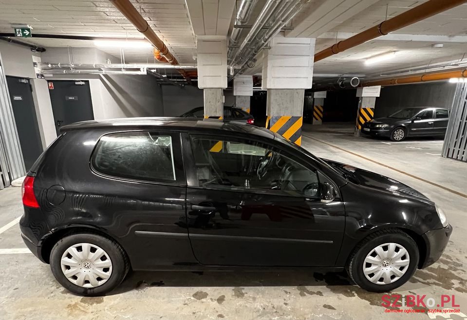 2004' Volkswagen Golf photo #5