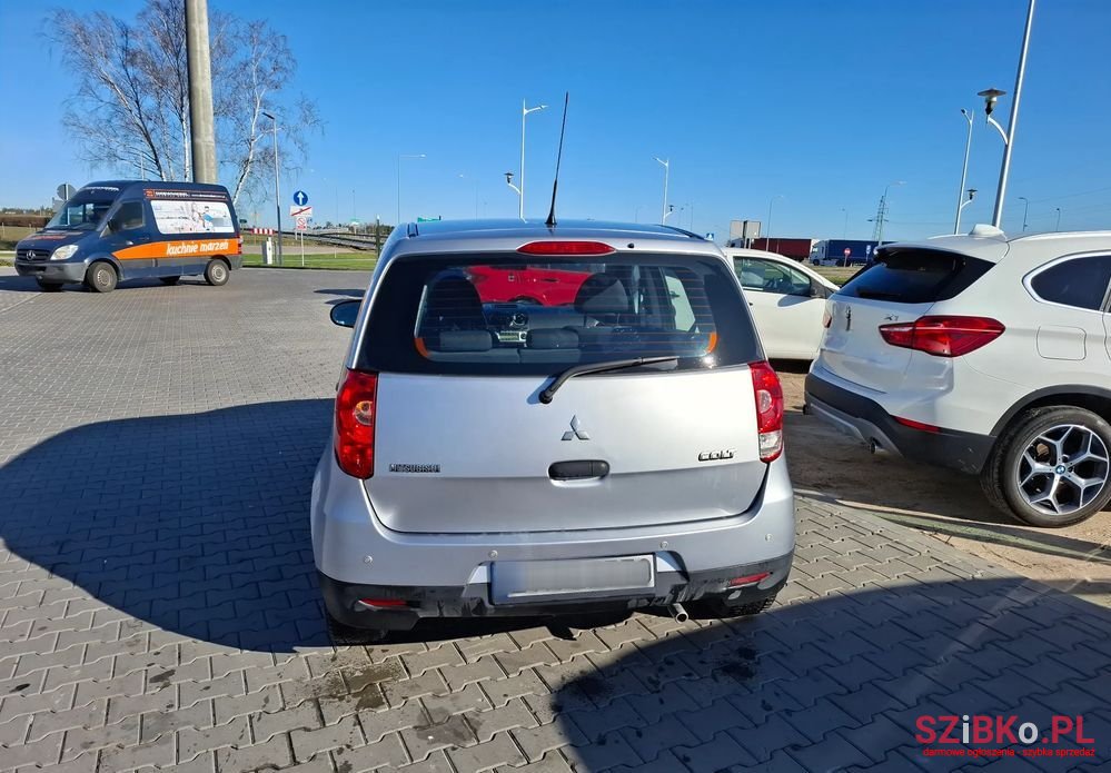 2012' Mitsubishi Colt photo #4