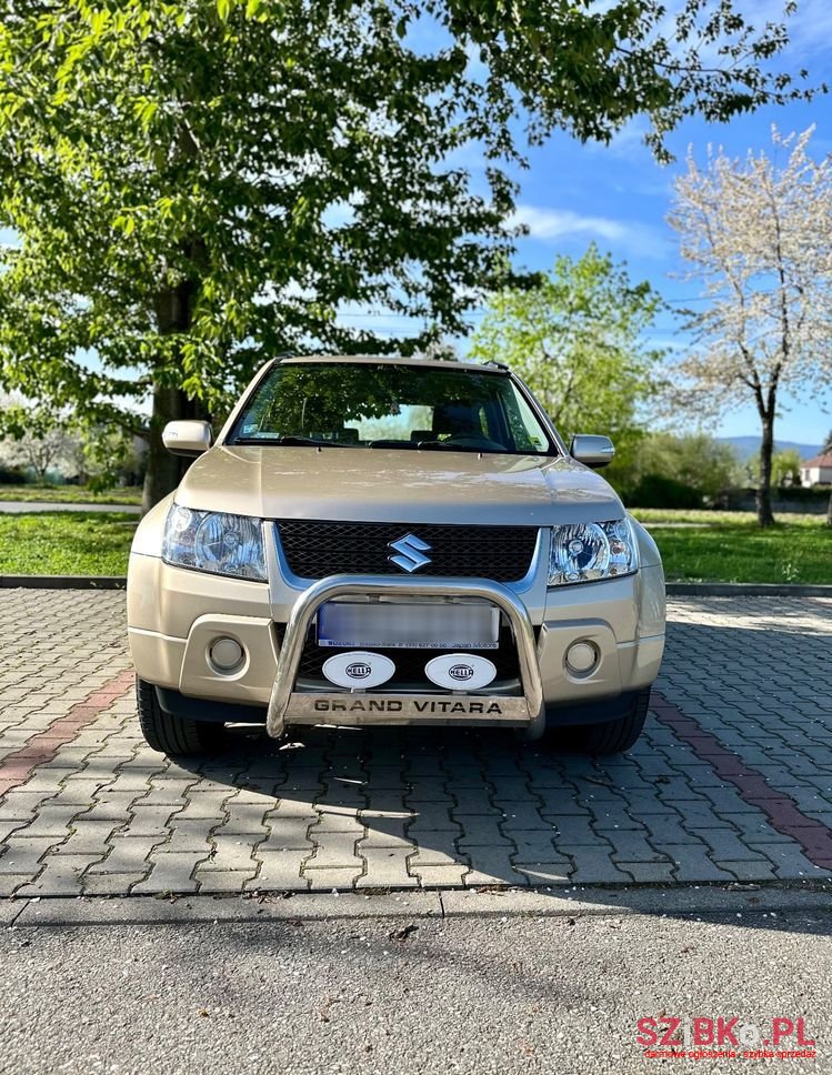 2011' Suzuki Grand Vitara photo #2