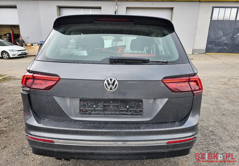 2017' Volkswagen Tiguan photo #6