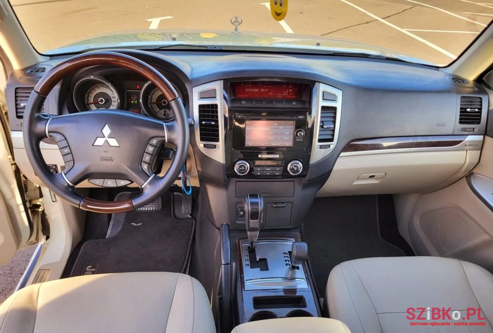 2016' Mitsubishi Pajero photo #5