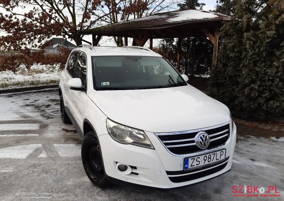 2011' Volkswagen Tiguan photo #2