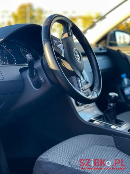 2011' Volkswagen Passat photo #1