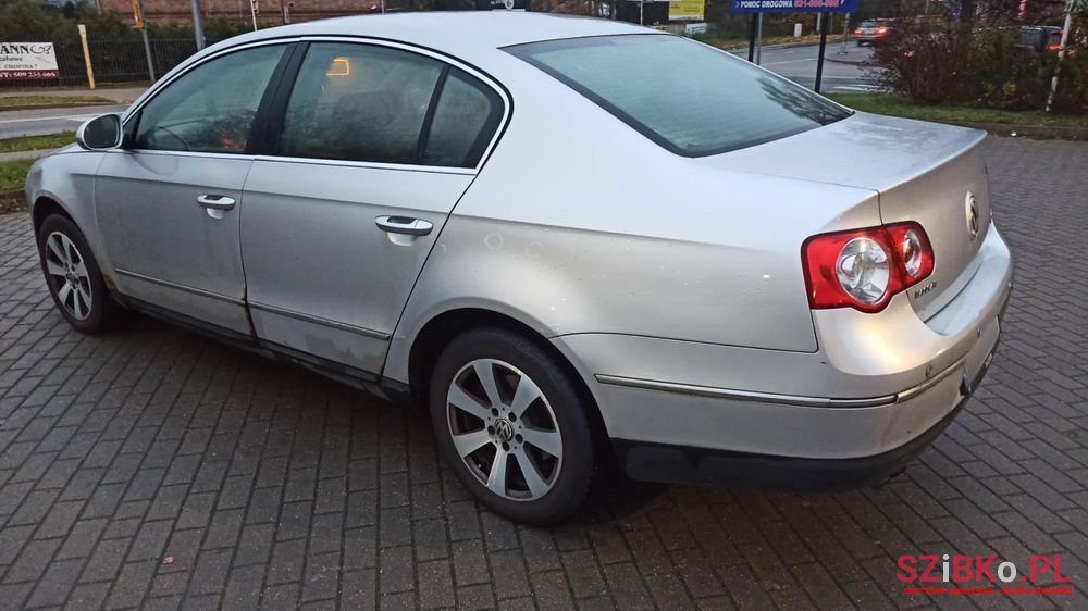 2005' Volkswagen Passat photo #2