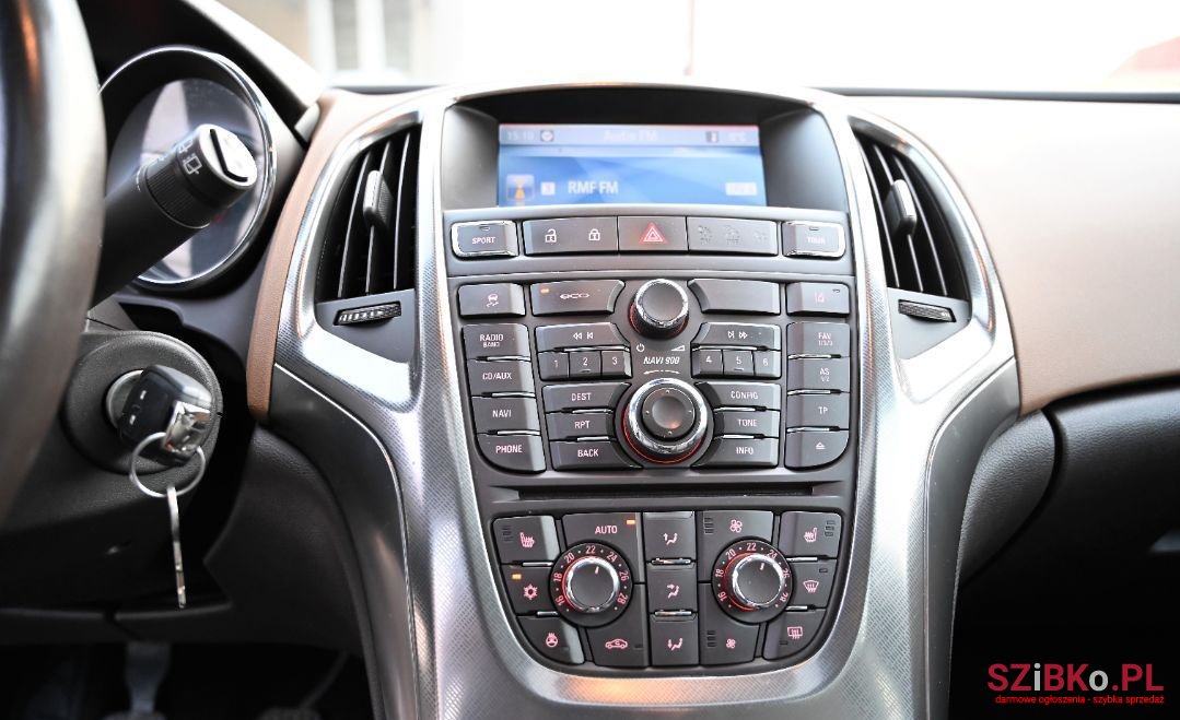 2011' Opel Astra photo #5