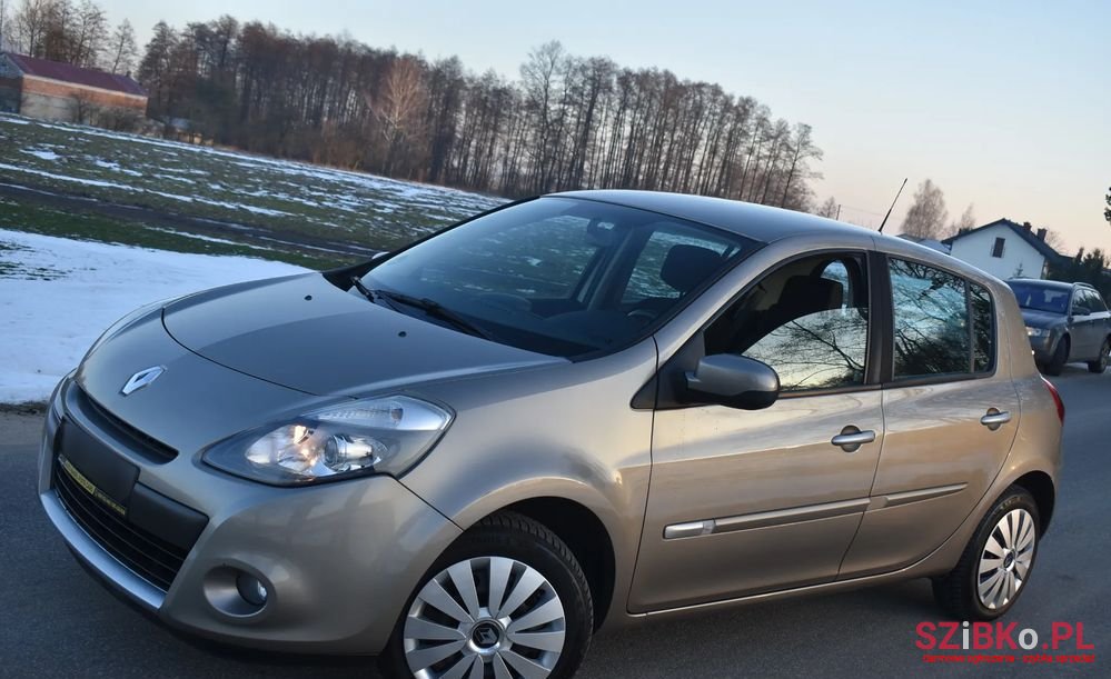 2010' Renault Clio photo #2