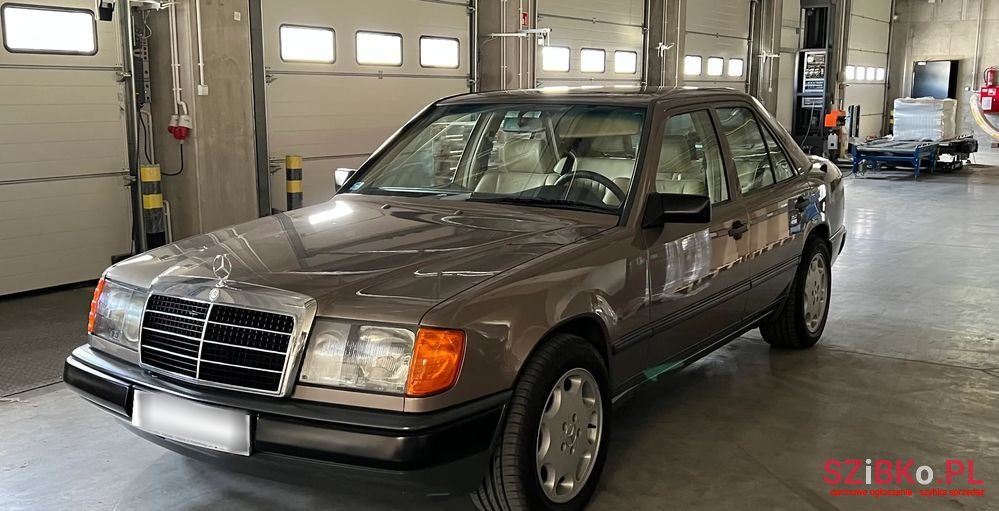 1989' Mercedes-Benz W124 photo #3