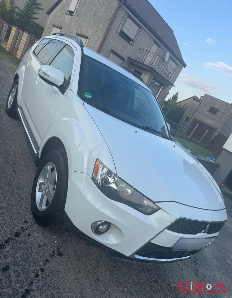 2011' Mitsubishi Outlander photo #2