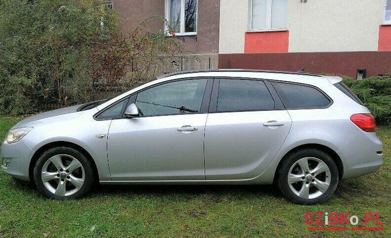 2011' Opel Astra photo #2