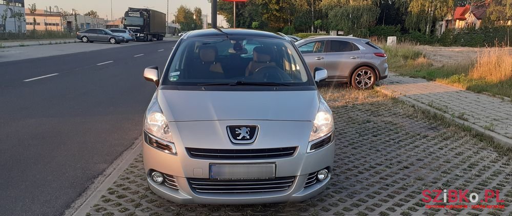 2011' Peugeot 5008 1.6 Access 7Os photo #2