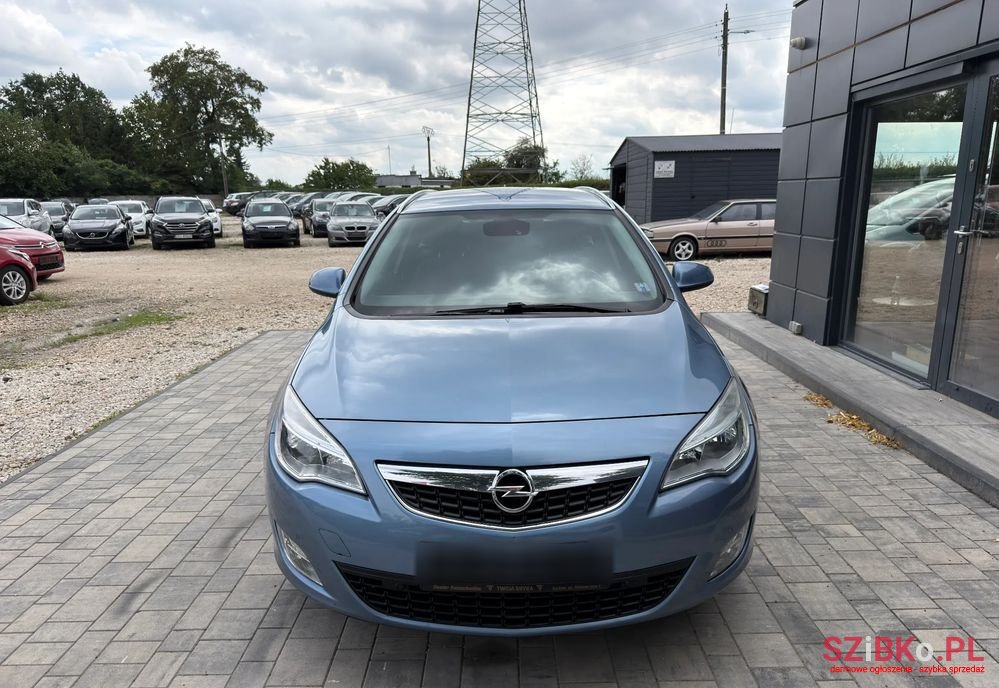 2011' Opel Astra 1.4 T Cosmo photo #2