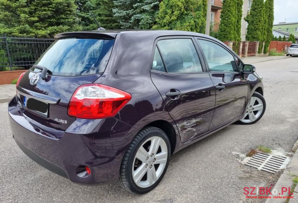 2011' Toyota Auris photo #4