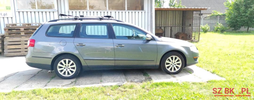 2005' Volkswagen Passat photo #2