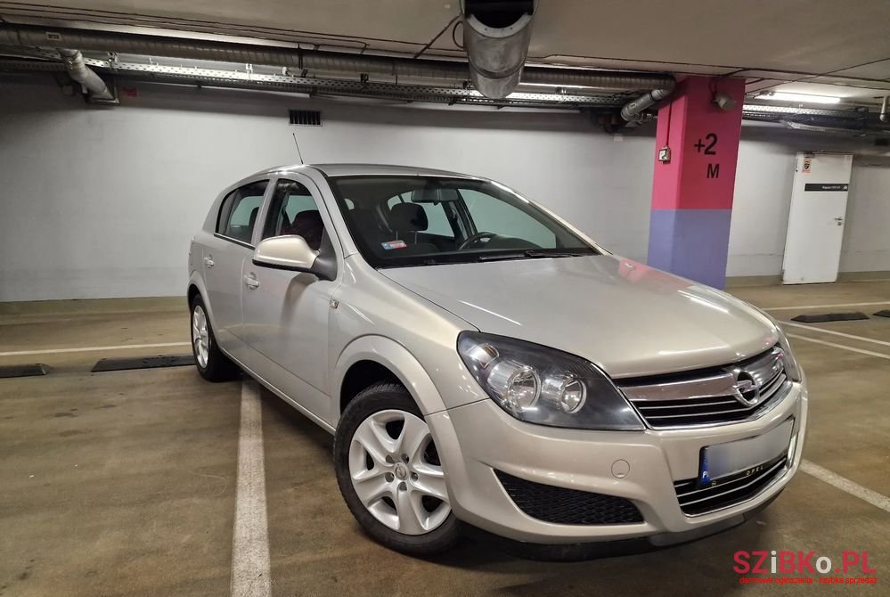 2011' Opel Astra 1.6 Easytronic photo #4