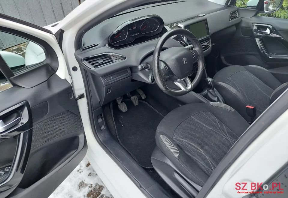 2013' Peugeot 208 photo #2