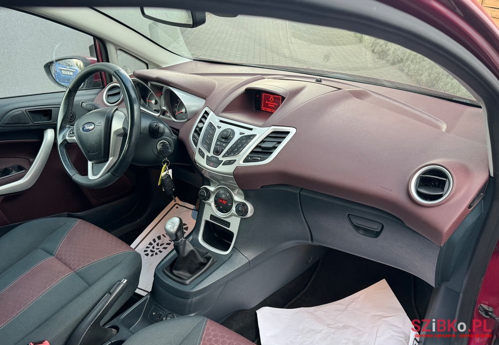 2011' Ford Fiesta 1.6 Titanium photo #6