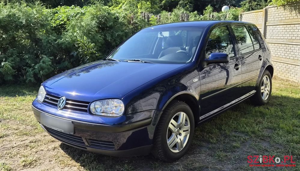 2002' Volkswagen Golf photo #1