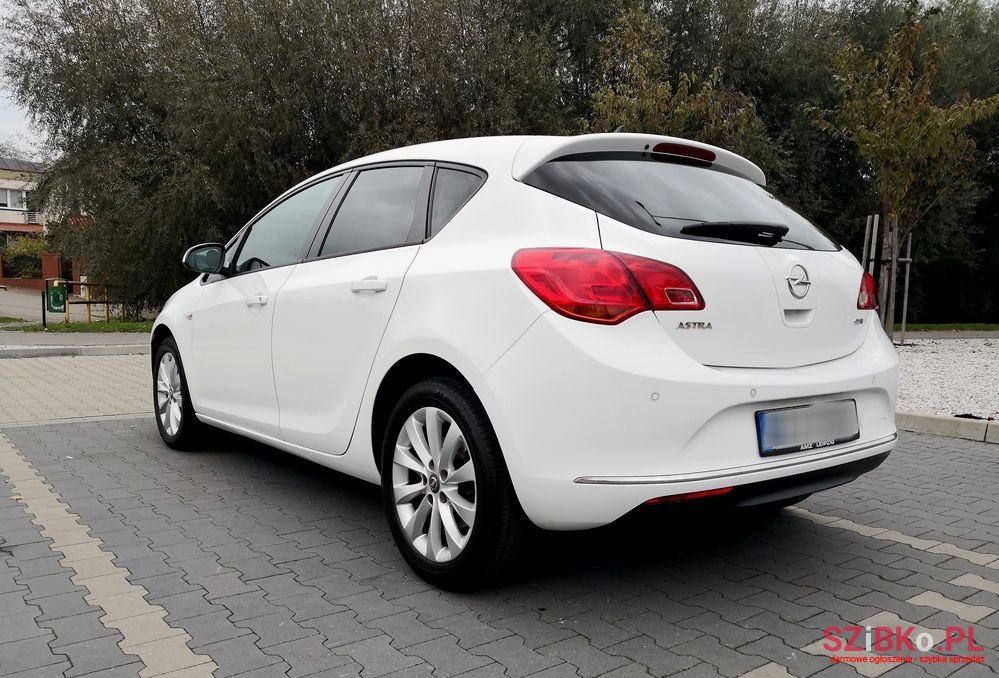 2014' Opel Astra photo #3
