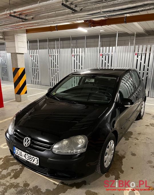 2004' Volkswagen Golf photo #2