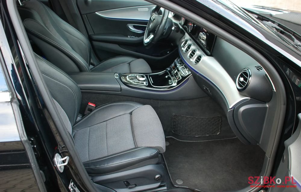 2017' Mercedes-Benz E-Class 220 D 9G-Tronic photo #6