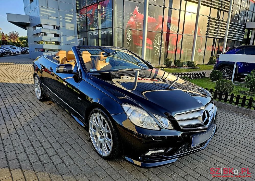 2011' Mercedes-Benz E-Class photo #2
