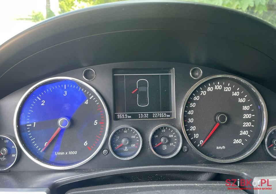 2005' Volkswagen Touareg photo #5