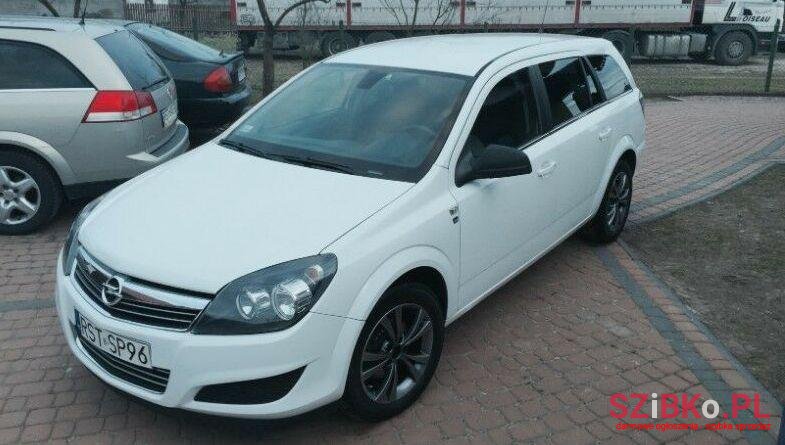 2010' Opel Astra photo #1