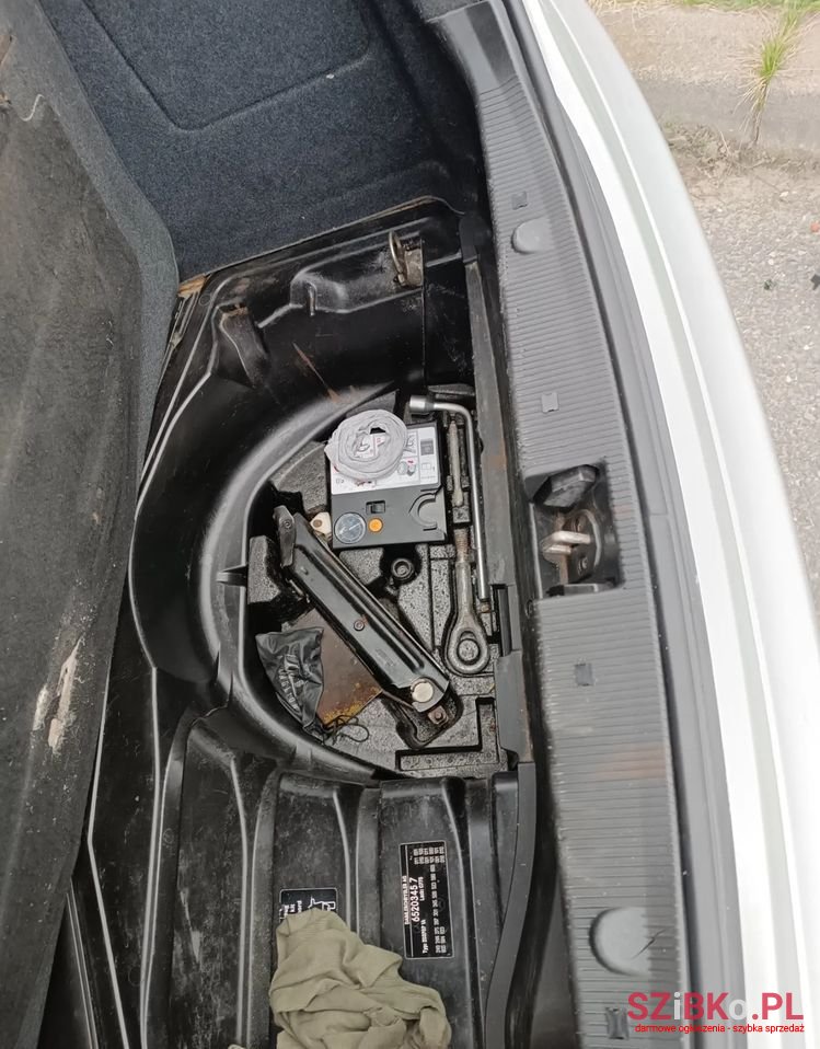 2004' Mercedes-Benz C-Class 200 Cdi photo #6