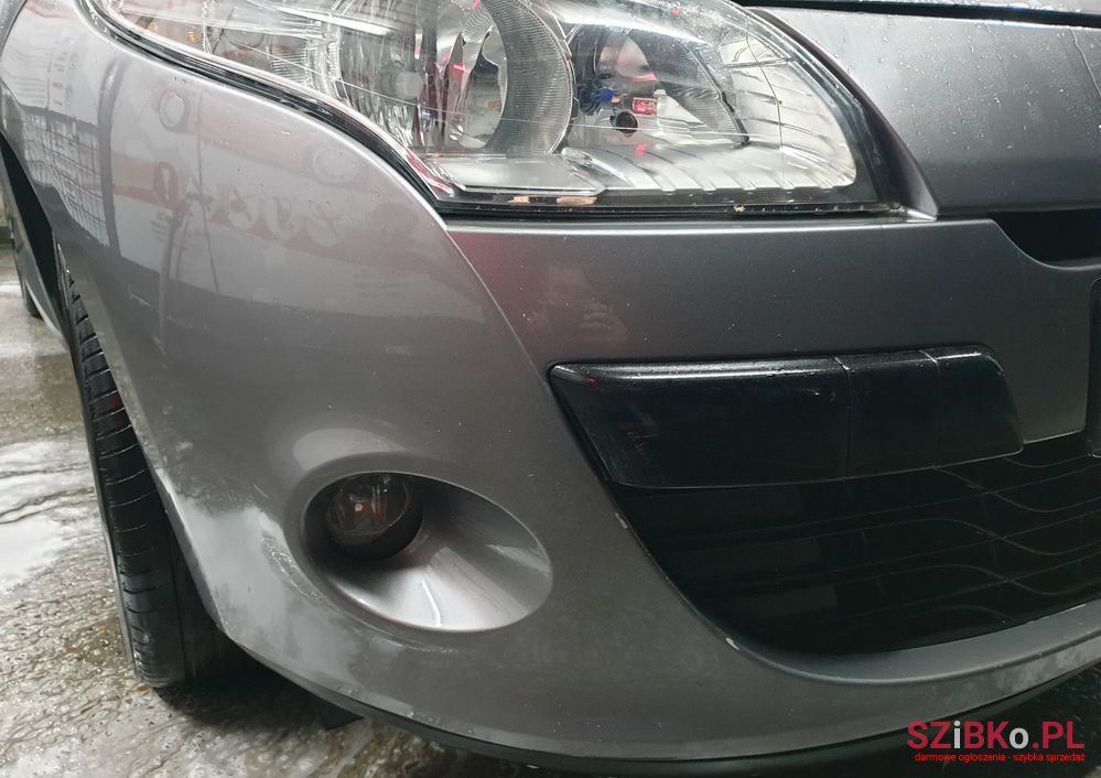 2011' Renault Megane photo #5