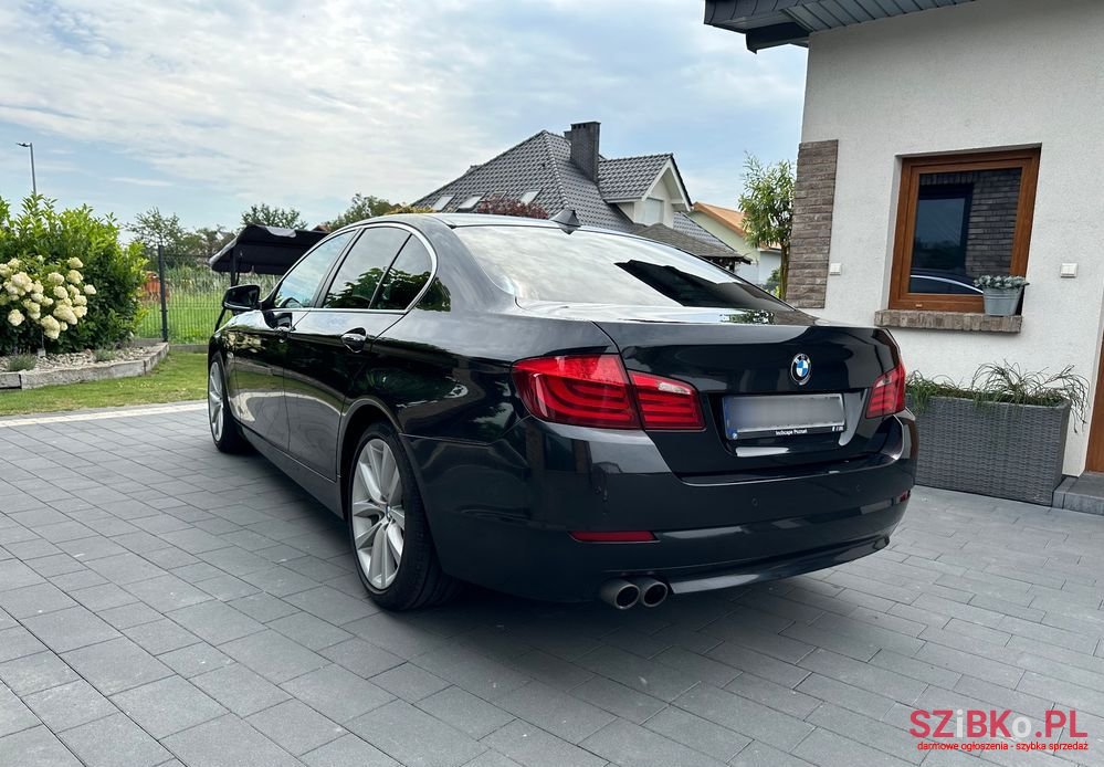 2011' BMW 5 Series 520D photo #4