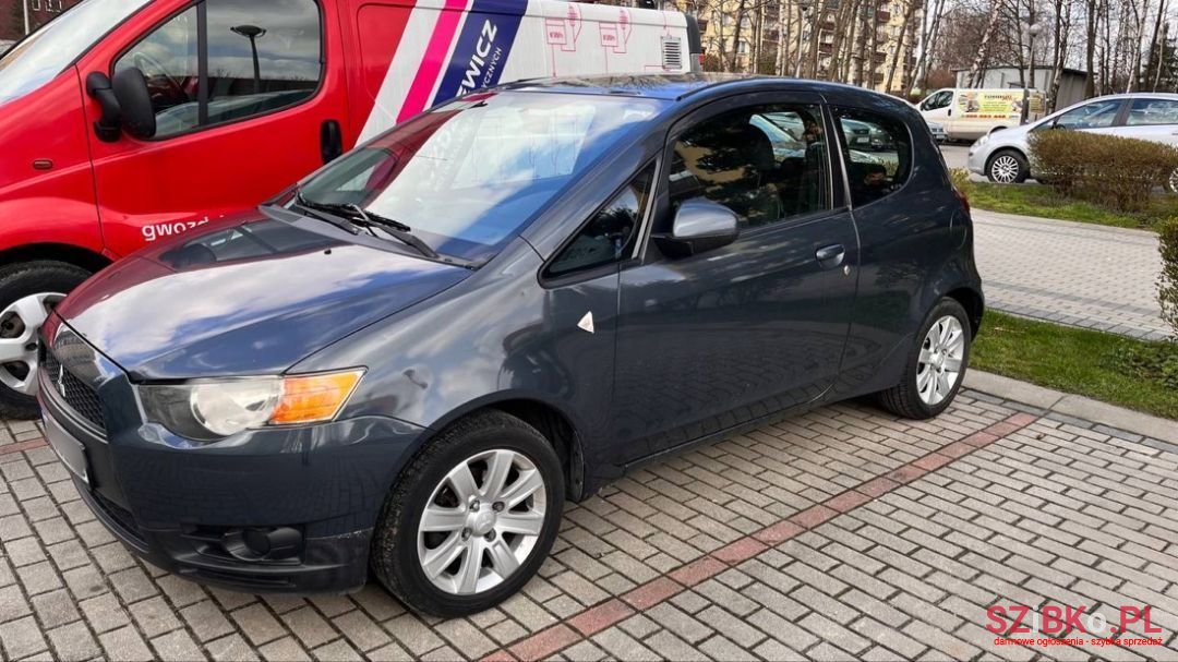 2009' Mitsubishi Colt photo #2