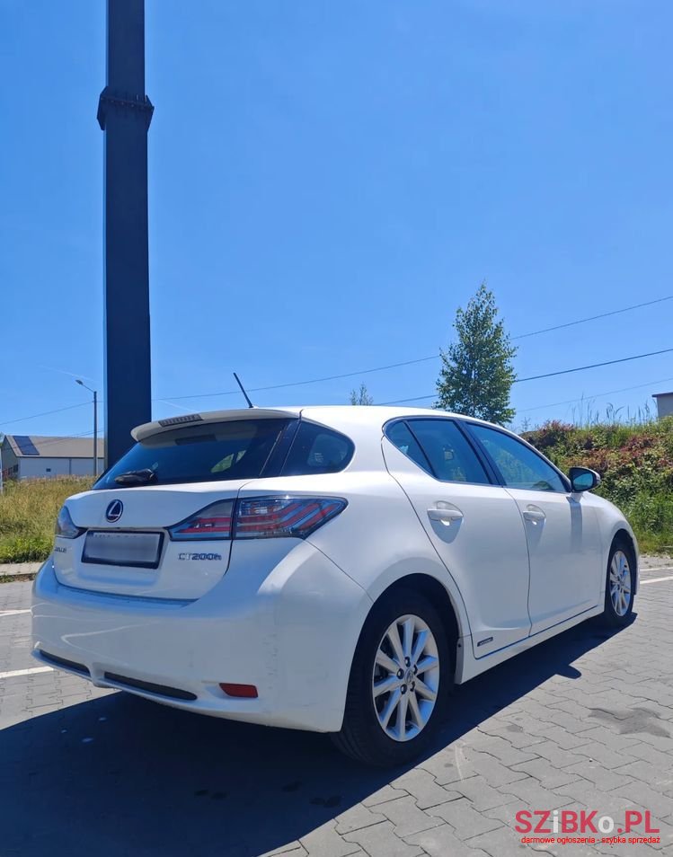 2011' Lexus CT 200H photo #5